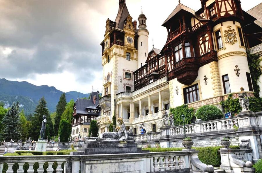 1-Day Guided Tour: Bucharest-Peles, Dracula Castle & Brasov - Stop 3: Brasov Walk, the Black Church, and Council Square