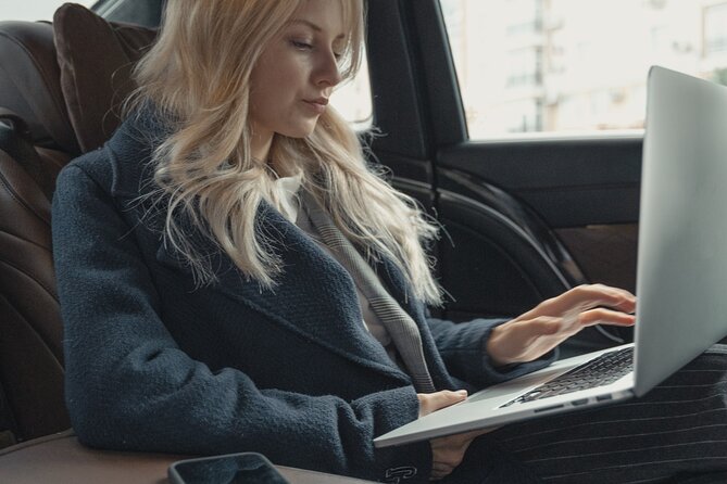 Airport transfer Otopeni to Bucharest - Flight tracking plus 60 minutes luggage buffer: why it helps more than you think