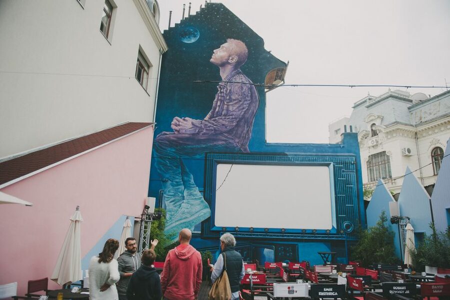 Bucharest Alternative Walking Tour - Secret hangouts and big wall murals, the tour’s early hook