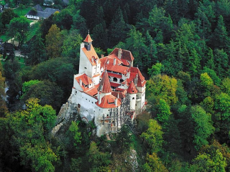 Bucharest: Bran & Peles Castle with Rasnov Citadel Day Trip - One long day that stitches together three very different castles