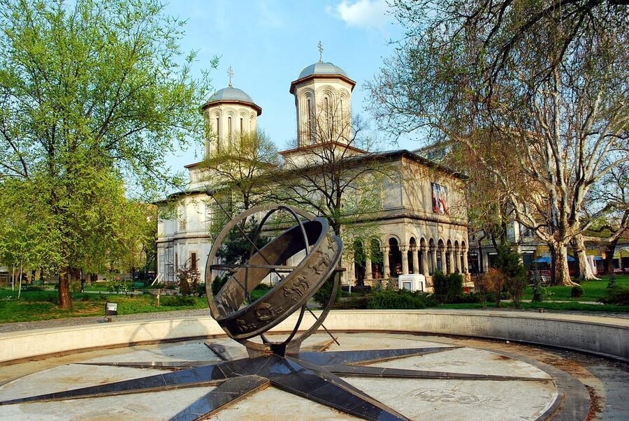 Bucharest city tour by car - Triumphal Arch and Royal Palace: Memorial City on Wheels