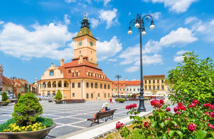 Bucharest: Dracula Castle, Peles Castle & Brasov Guided Tour - Brașov Walking Tour: Council Square and the Black Church on Foot