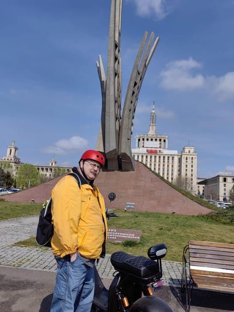 Bucharest electric city tour by Smart Balance #green - Victoria Palace, the House of the Free Press, and what the guide ties together