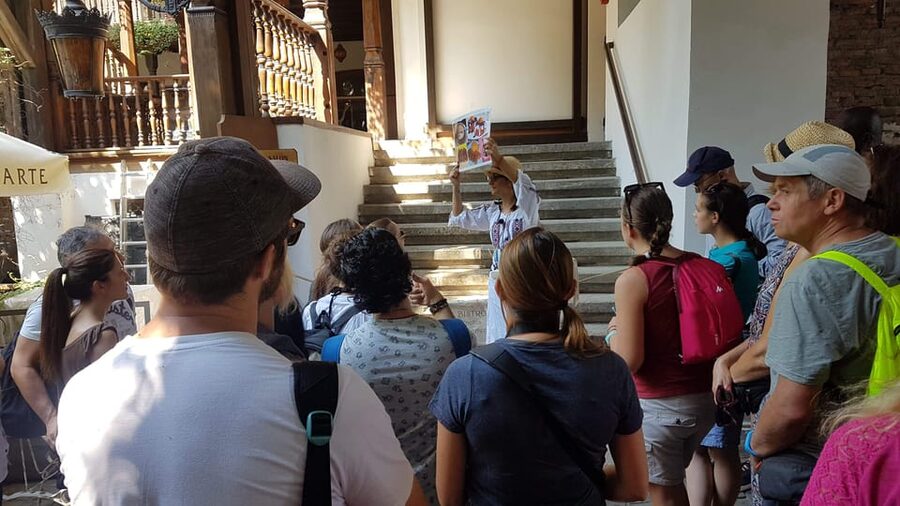 Bucharest: Guided Walking Tour with Romanian Snack - Starting at One Sip and getting your bearings in Piata Unirii