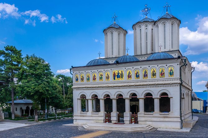 Bucharest Must See Walking Tour - A cake break at Bucharest’s oldest cafe at Universitate
