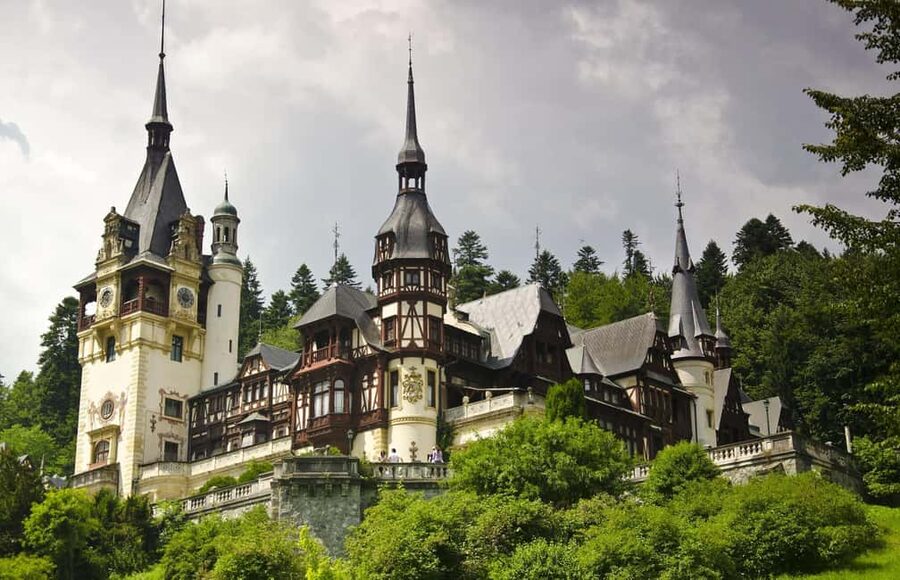 Bucharest: Peles Castle, Bran Castle & Brașov Day Tour - Bran Castle and Dracula’s legend: what the fortress vibe gives you