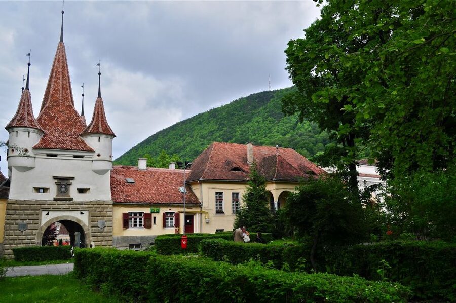 Bucharest: Peles Castle, Dracula's Castle and Brasov Tour - Start With Hotel Pickup, Then Jump Into Transylvania