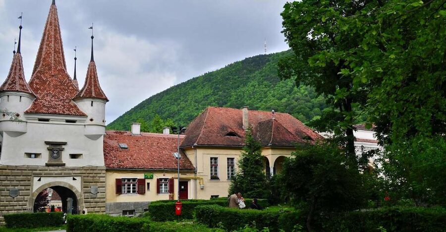 Bucharest: Peles Castle, Dracula's Castle and Brasov Tour - Brasov’s medieval streets and the Black Church you can’t miss