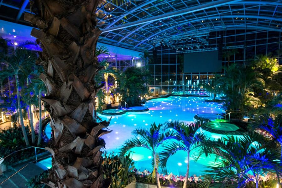 Bucuresti: Therme Bucharest Evening Entry Ticket & Transfer - Boarding rules: QR voucher vs your Therme ticket