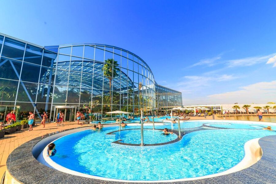 Bucuresti: Therme Bucharest Evening Entry Ticket & Transfer - The geothermal water and the 32 C pool lineup