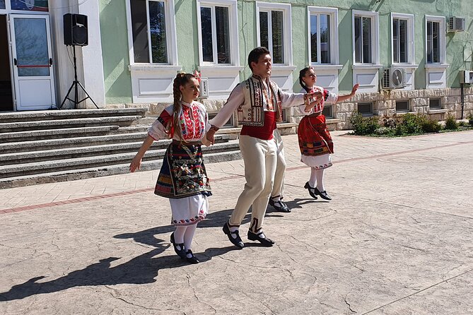 Bulgaria Day Trip - Private Tour from Bucharest - Veliko Tarnavo & Arbanasi - Basarbovo Monastery Stop: A Quick Wow Near the Border