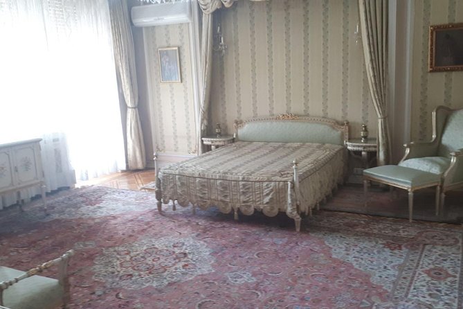 Ceausescu Villa - fast track tickets and guide - Meeting at Palatul Primăverii and the 4:15 pm start