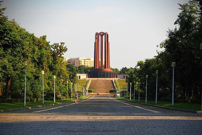 Communism Investigation Private Tour - Stop 2, Tomb of the Unknown Soldier: quick, free, and symbol-heavy