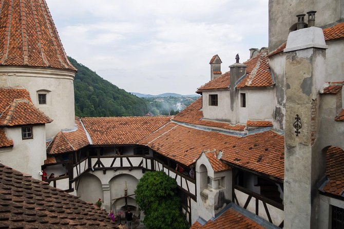 Dracula and Peles Castles Premium Tour with Hotel pick-up - Mondays and Tuesdays in Romania: Peles closes, Rasnov takes over