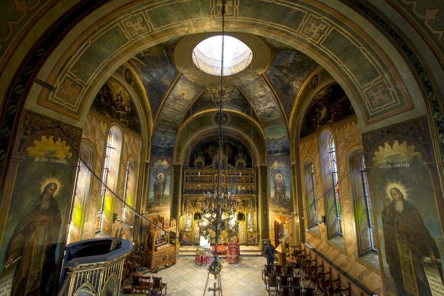 Eastern Orthodox Church Art in Bucharest - Saint Anton Church: your first lesson in icon space