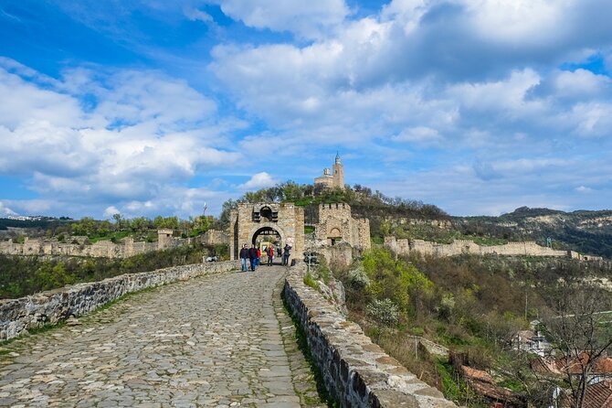 Explore Northern Bulgaria Day Trip from Bucharest - Veliko Tarnovo and Tsarevets: Asan kings, fortress views, and rose air