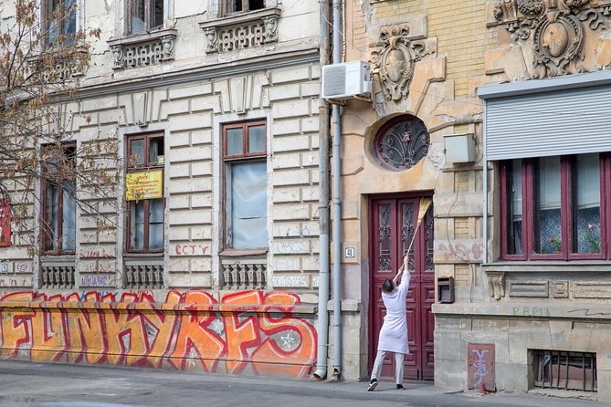 Instahood Stories - The Hidden Tavern Feel: Snacks Plus Stories That Make Streets Click