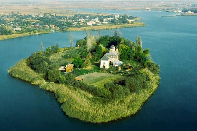Mogosoaia Palace & Snagov Monastery: Private tour from Bucharest - Your private English guide: what you actually get besides facts