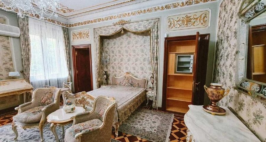 Palace of the Parliament, Village Museum & Ceaușescu Mansion - Ceaușescu Mansion (Primăverii Palace): gold details, preserved rooms, heavy context