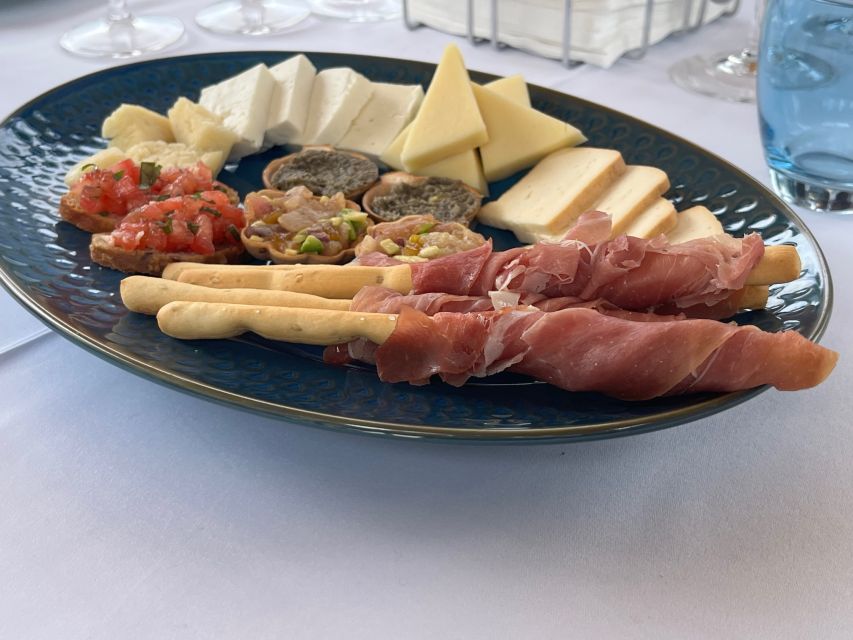 Peles & Cantacuzino Castles: Gourmet Wine & Cultural trip - Wine tasting on the terrace: 3 Romanian wines plus cheese pairings