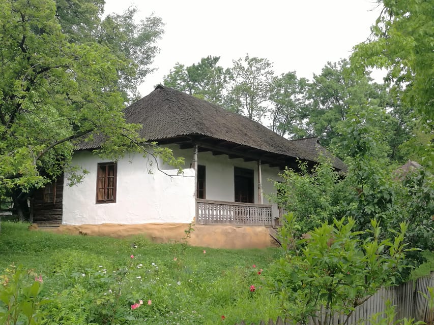 Village Museum Bucharest Guided Tour - Palace of Parliament from the outside: big scale, short time, clear context
